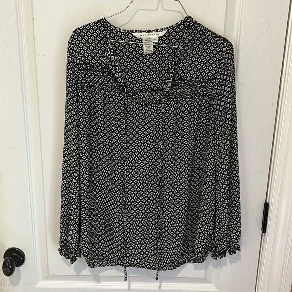 Max Studio Black and white patterned blouse